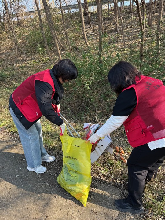 김해시 시정모니터, 화포천 환경정화활동 실시 [사진=김해시]