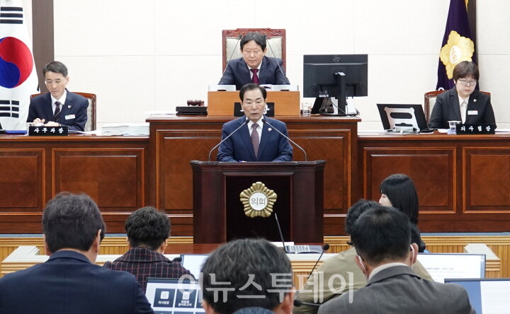 성낙인 창녕군수가 제325회 창녕군의회 제2차 정례회에서 내년도 군정방향을 제시하는 시정연설을 진행하고 있다.[사진=창녕군]