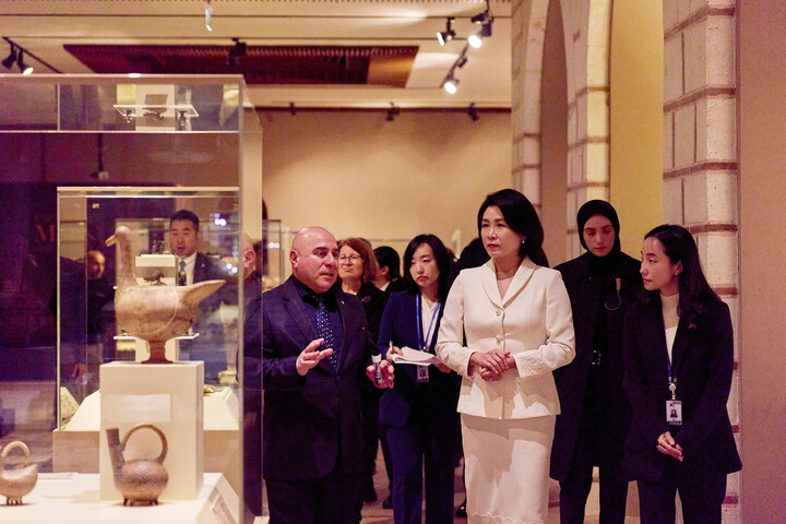 이재명 대통령과 함께 튀르키예를 방문 중인 김혜경 여사가 24일(현지 시각) 앙카라에 위치한 문명박물관을 방문해 전시물을 살펴보고 있다. [사진=연합뉴스]