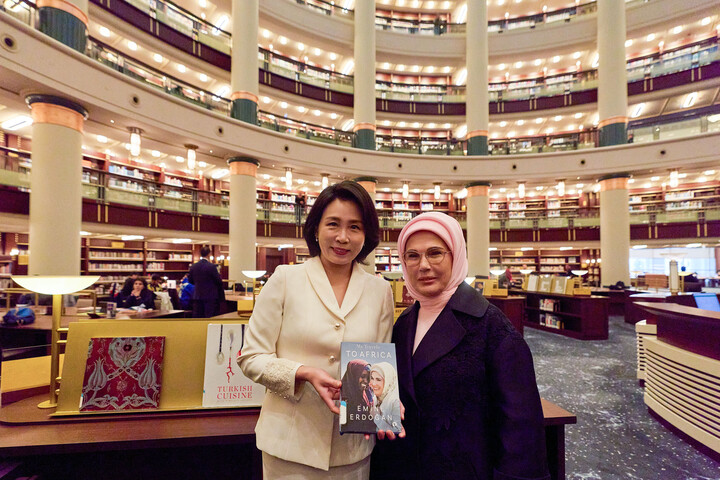 이재명 대통령과 함께 튀르키예를 방문 중인 김혜경 여사가 24일(현지 시각) 에미네 에르도안 튀르키예 여사와 앙카라의 국민도서관을 방문해 에미네 여사가 쓴 책을 들고 기념촬영을 하고 있다. [사진=연합뉴스]
