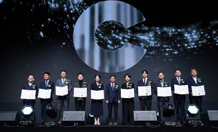 HS효성첨단소재가 7년 연속 '지역사회공헌 인정기업'으로 선정됐다.(최형식 HS효성 커뮤니케이션실 상무(오른쪽에서 세번째)). [사진=HS효성]