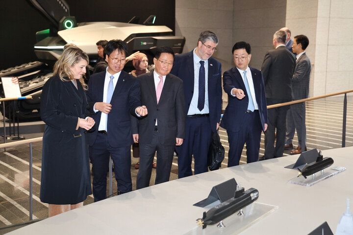 25일 멜라니 졸리(Melanie Joly) 캐나다 산업부 장관과 필립 라포튠(Philippe Lafortune) 주한 캐나다 대사 일행이 조석 HD현대 부회장, 주원호 HD현대중공업 사장과 함께 HD현대 글로벌R&D센터에서 미래형 선박·잠수함·호위함 등 함정 모형을 둘러보고 있다. [사진=HD현대]