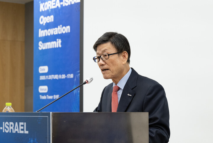 한국무역협회가 25일서울시 강남구 삼성동 트레이드타워에서 주한이스라엘 무역대표부와 함께 개최한 '한-이스라엘 오픈이노베이션 써밋' 행사에 윤진식 한국무역협회 회장이 참석해 개회사를 하고 있다. [사진=한국무역협회]