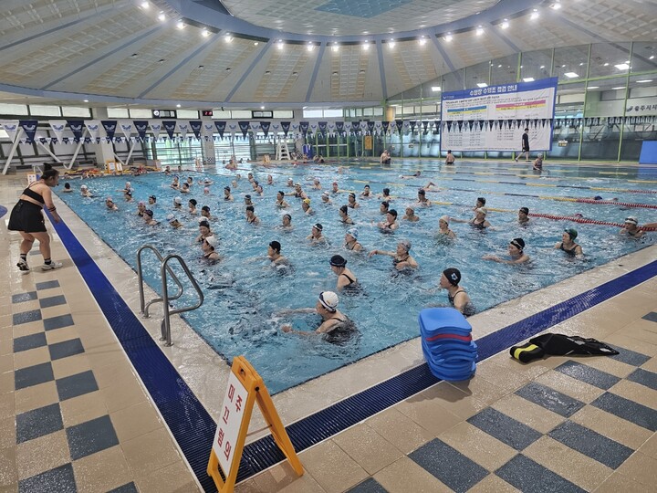 어르신 수중운동교실. [사진=충주시]