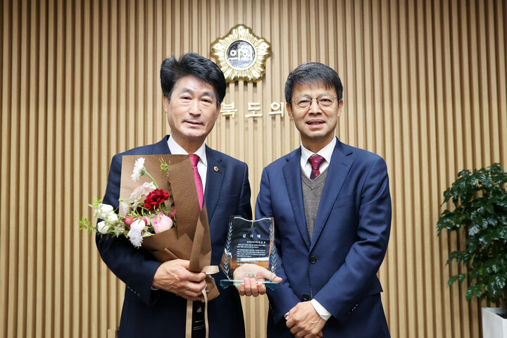 장애인협회 감사패 수여. [사진=충북도의회]