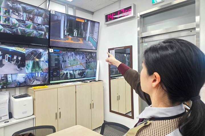 평택지제역은 25일 역사 내 계단 및 에스컬레이터에서 고객이 넘어지는 상황에 신속한 대응능력을 강화하기 위한 훈련에 나섰다. [사진=SR]