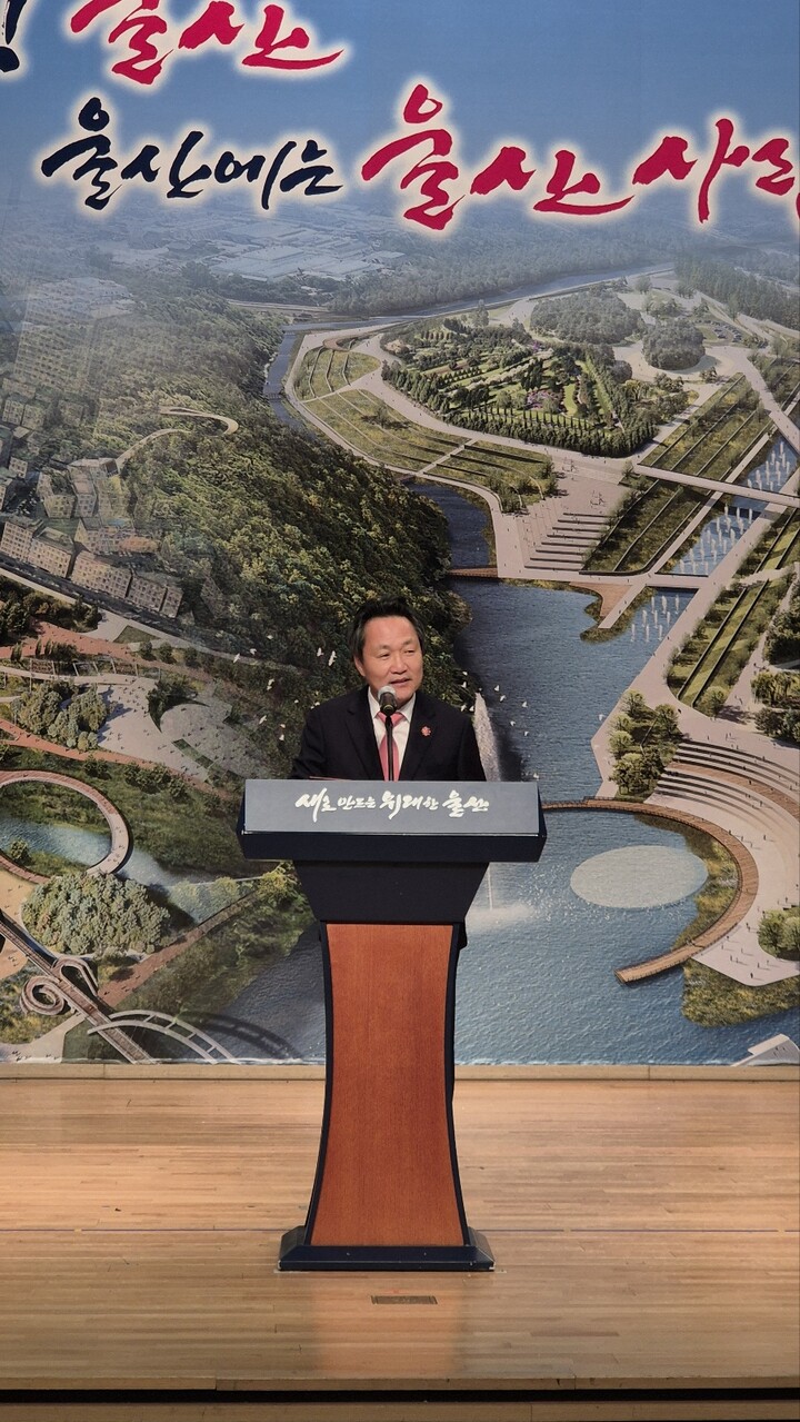 안승대 울산행정부시장이 울산시청 대강당에서 열린 퇴임식에서 인사말을 하고 있다.[사진=정창명 기자]