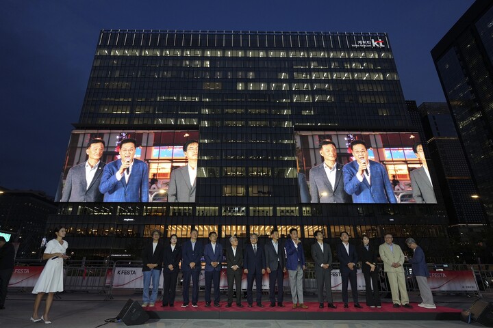 종로구는 11월 25일 ‘광화문스퀘어 옥외광고물 자유표시구역 민관합동협의회’ 하반기 정기회의를 개최, 2025년 성과를 점검하는 한편 2026년 광화문스퀘어의 완성을 위한 사업계획을 논의했다. [사진=종로구]