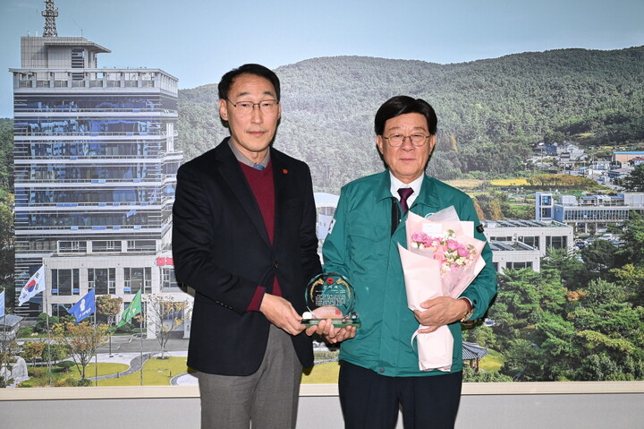 노영진 국민건강보험공단 기장지사장(좌측)이 정종복 기장군수(우측)에게 감사패를 전달하고 있다 [사진=기장군]