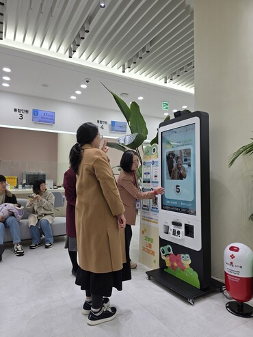 한 임신부가 기부 키오스크를 체험하고 있다. [사진=수원특례시]