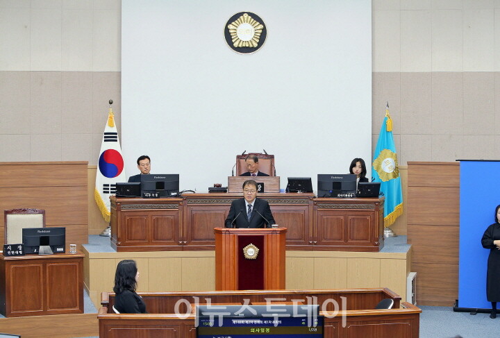 시정 연설하는 장금용 창원특례시장 권한대행[사진=창원특례시]