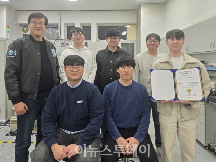 신소재공학과 최우수 포스터상 수상자[사진=경남대]