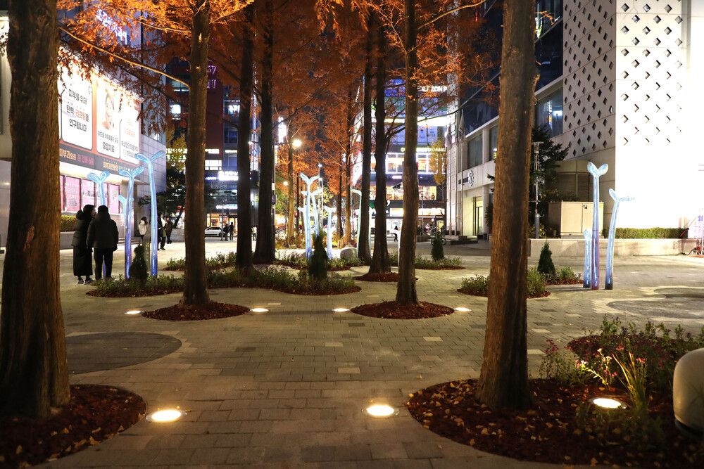 바닥 조명이 새롭게 설치된 서현역 공공공간의 모습. [사진=성남시]