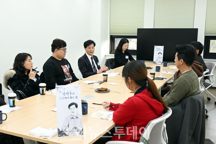 안병구 밀양시장이 지역의 청년예술인들과 함께 소통의 시간을 갖고 있다.[사진=밀양시]