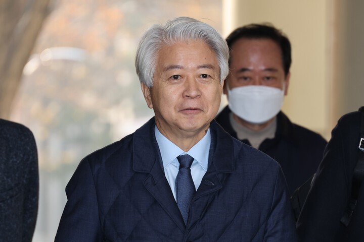 더불어민주당 노웅래 전 의원이 26일 서울중앙지법에서 열린 1심 선고에 출석하고 있다.[사진=연합뉴스]