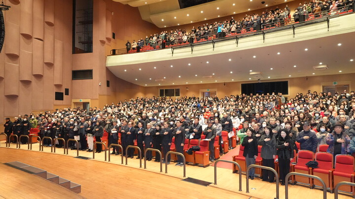 춘천 시니어 일자리 첫 출근 환영식 모습. [사진=춘천시]