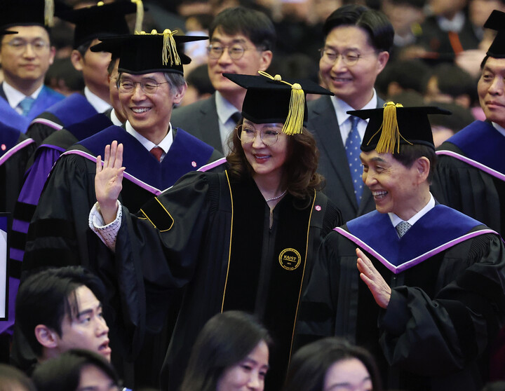 대만 포모사그룹 경영관리감독위원회 상무위원 겸 포모사바이오 왕뤠이위 회장(오른쪽 두번째)이 20일 대전 유성구 한국과학기술원(KAIST)에서 열린 학위수여식에 참석하고 있다.  [사진=연합뉴스]