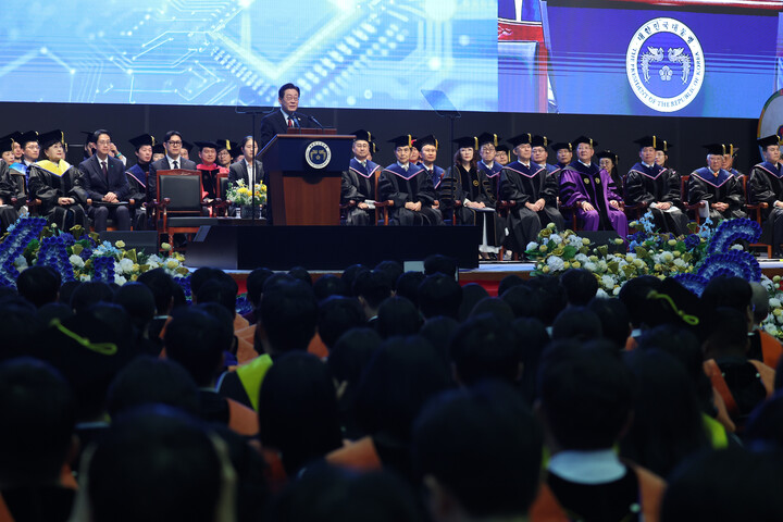 이재명 대통령이 20일 대전 유성구 한국과학기술원(KAIST)에서 열린 학위수여식에서 축사를 하고 있다. [사진=연합뉴스]