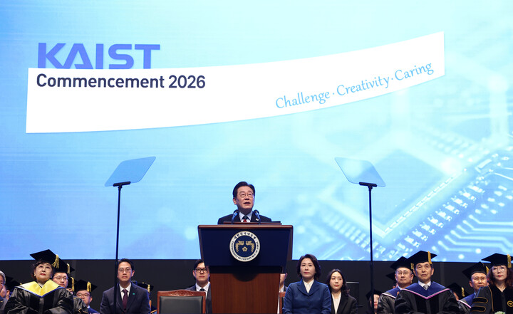 이재명 대통령이 20일 대전 유성구 한국과학기술원(KAIST)에서 열린 학위수여식에서 축사하고 있다.  [사진=연합뉴스]