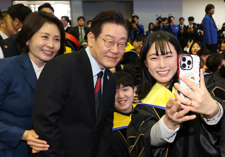 이재명 대통령과 김혜경 여사가 20일 대전 유성구 한국과학기술원(KAIST)에서 열린 학위수여식에서 졸업생들과 기념촬영을 하고 있다. [사진=연합뉴스]
