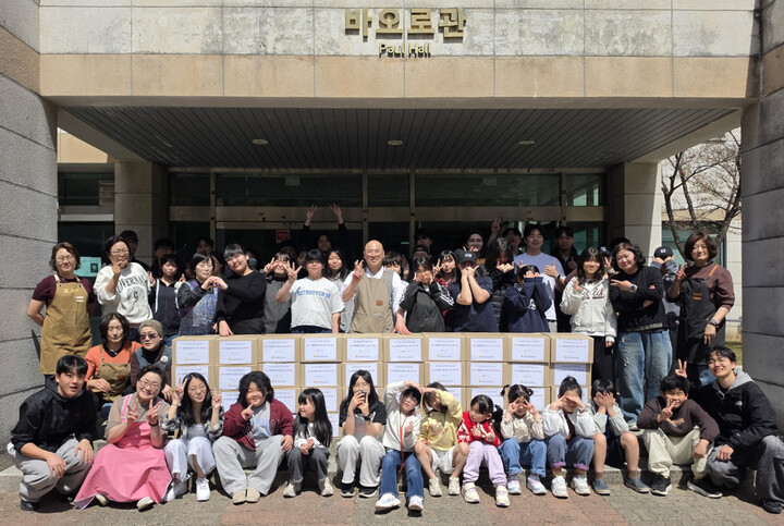 가톨릭관동대 조리외식경영학전공은 11일 오전 10시 교내 실습실에서 월정사 복지재단과 함께 지역 주민 및 자립 지원 소외계층을 초청해 반찬 만들기 봉사활동을 진행했다. [사진=가톨릭관동대]