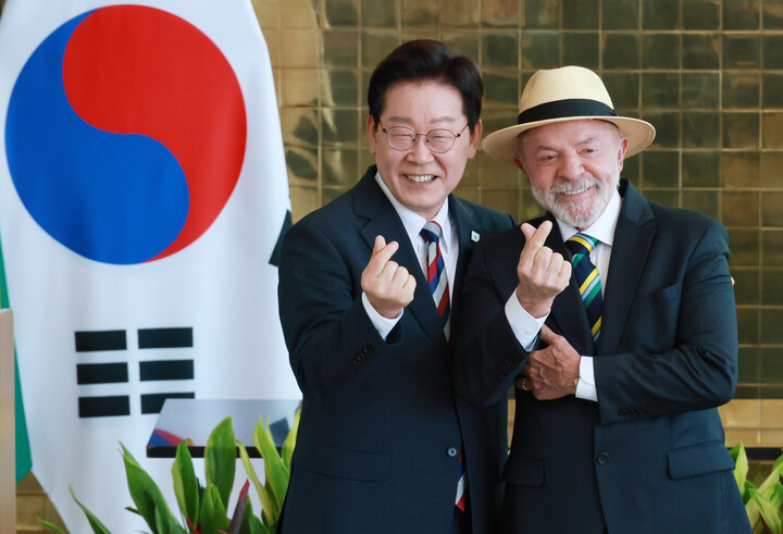이재명 대통령과 루이스 이나시우 룰라 다시우바 브라질 대통령이 27일(현지 시각) 브라질리아 대통령관저에서 공동언론발표를 마친 뒤 손가락 하트를 만들고 기념 촬영을 하고 있다. [사진=연합뉴스]