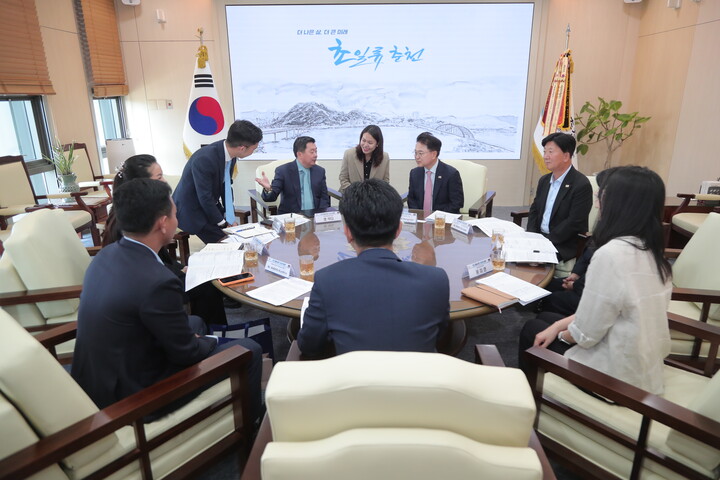 육동한 강원 춘천시장이 29일 시청 접견실에서 셍 삭다 캄보디아 노동직업훈련부 차관 등 대표단 5명과 만나 계절근로자 무단이탈 예방 대책을 논의하고 있다. [사진=춘천시]