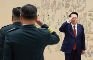 尹, 진급 장성들에 <b>삼정검 수치</b> 수여 "강한 군대 구축 중심 돼 주길"