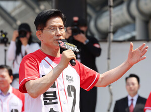 <b>김문수</b>, 육영수 생가 방문하며 충청 표심 공략..."대통령 당무 개입 차단...