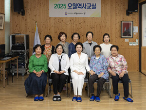<b>김혜경 여사</b>, <b>오월어머니집 방문</b> "대선 이후 다시 뵙자던 약속 지켜"