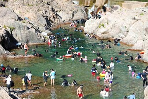 [포토] '폭염 속 <b>피서객</b> 가득한 인제 <b>백담계곡</b>'