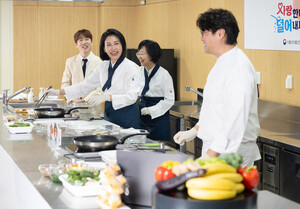 <b>김혜경 여사</b>, '<b>잡채파스타</b>' 만들며 건강한 'K-푸드' 조리법 알려