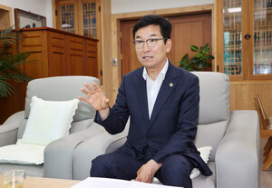 [특집 인터뷰] 충북교육청 윤건영 교육감, "미래를 준비하는 의미있는 ... - 뉴스 썸네일 이미지