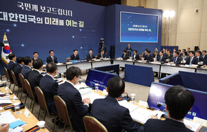 이 대통령 “행정 집행, 정치와 달라... 공직자 손에 韓 운명”