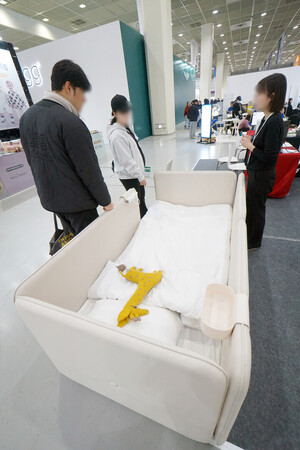 [포토] 저상 침대 살펴보는 예비 부모 - 뉴스 썸네일 이미지