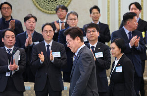 중소기업인 만난 이 대통령, 중기부에 "지원 잘 해달라" - 뉴스 썸네일 이미지