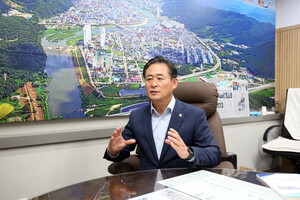 [인터뷰] 신영재 홍천군수 "활력 넘치는 미래형 융합도시로 도약" - 뉴스 썸네일 이미지