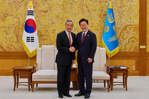 <b>이 대통령</b>, <b>왕이 접견</b>..."한중관계 전면 복원"