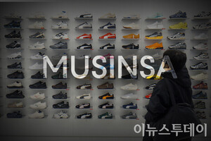 [언더 더 로고] '무신사' 무슨 뜻이야?···신발 사진에서 시작된 '패션... - 뉴스 썸네일 이미지